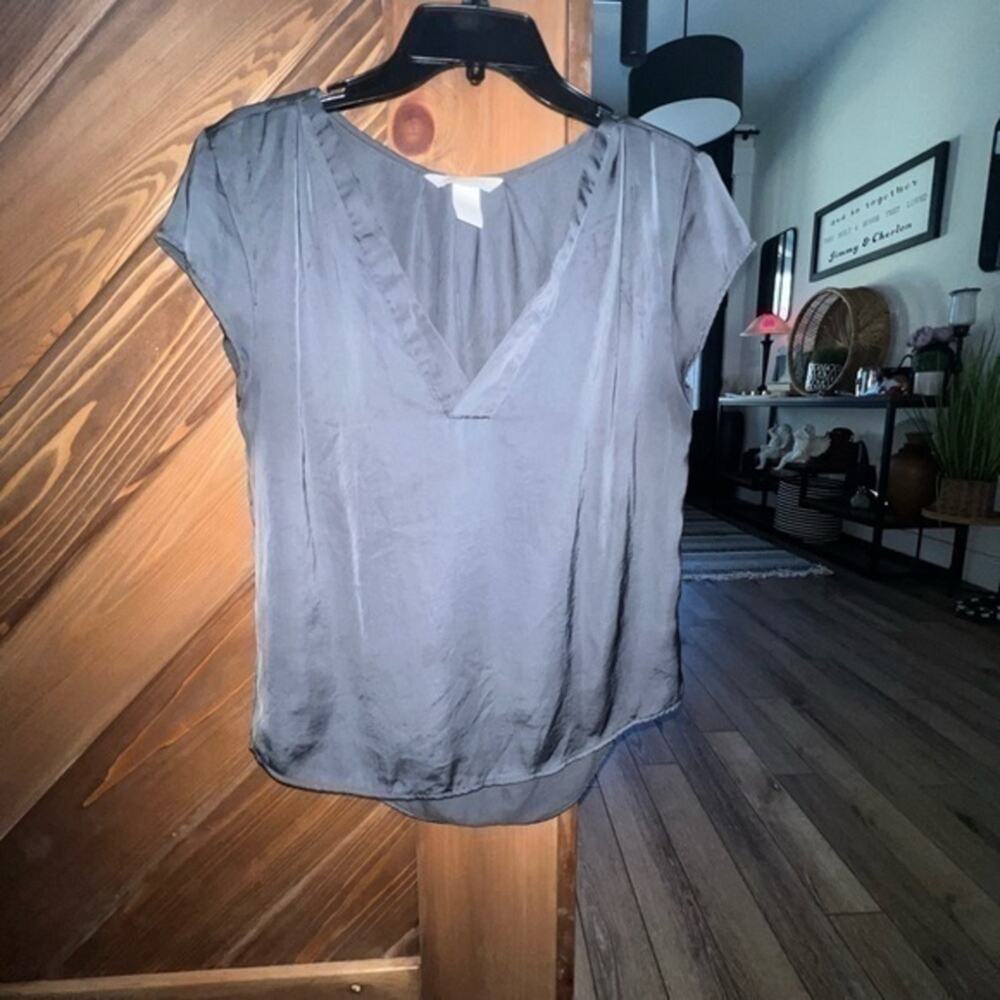 H&M SILKY, GREY, SILVER DEEP V-NECK, CAPPED SLEEVE BLOUSE SZ 6